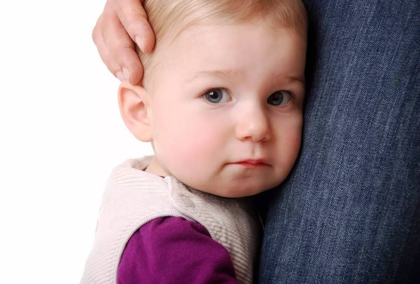 孩子特別內向不合群怎么辦 什么原因導致孩子內向