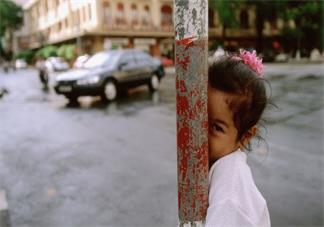 孩子特別內向不合群怎么辦 什么原因導致孩子內向