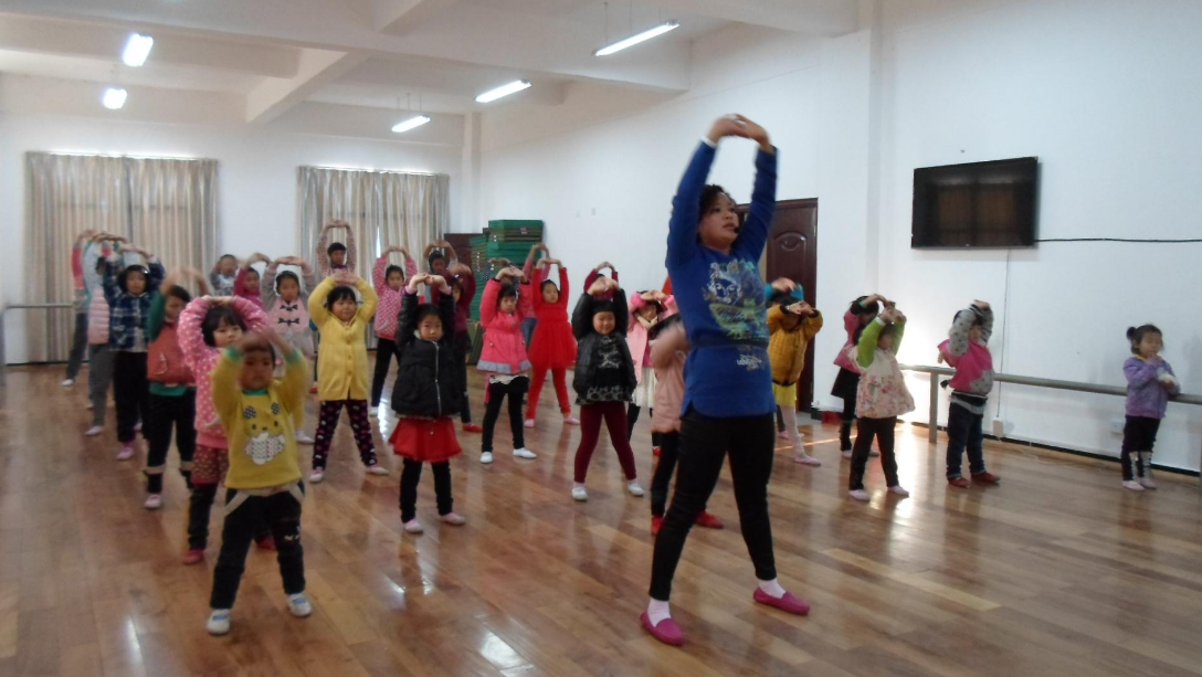 應該給孩子報名幾個興趣班好 給孩子報興趣班應該花多少錢