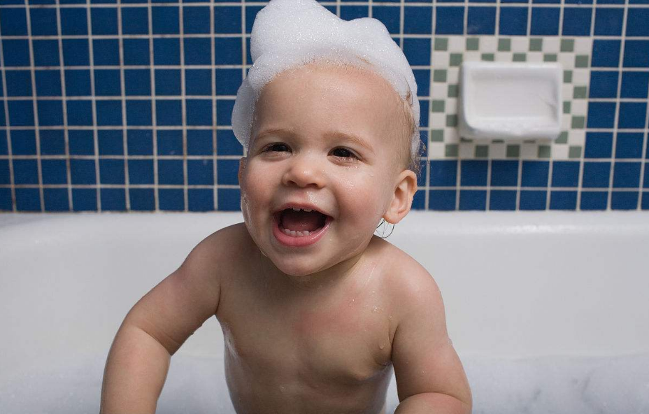 孩子抗拒洗澡不讓洗澡怎么辦 孩子洗澡困難怎么讓他愿意洗澡
