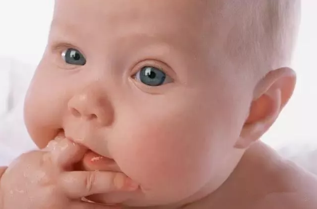 寶寶愛吃手指怎么辦 寶寶吃手指是好事嗎 寶寶愛吃手指怎么辦 寶寶吃手指是好事嗎