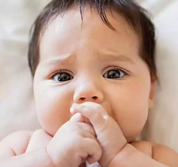 寶寶愛吃手指怎么辦 寶寶吃手指是好事嗎 寶寶愛吃手指怎么辦 寶寶吃手指是好事嗎