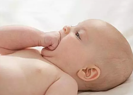 寶寶愛吃手指怎么辦 寶寶吃手指是好事嗎 寶寶愛吃手指怎么辦 寶寶吃手指是好事嗎