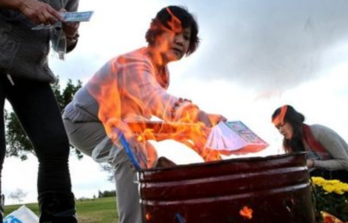 中元節(jié)孕婦可以上香燒紙嗎 2018中元節(jié)孕婦可以上墳燒包嗎