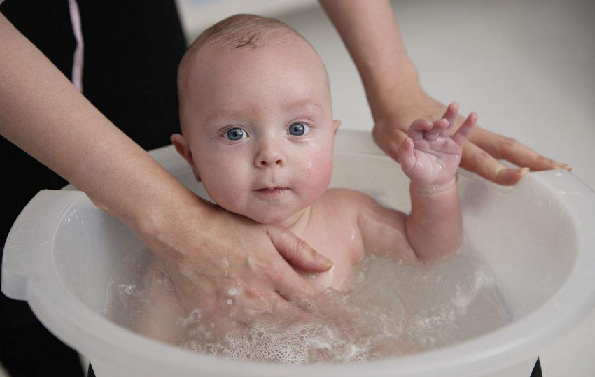 給孩子洗澡用多少度比較好 給孩子洗澡不控制好影響生育能力是真的嗎