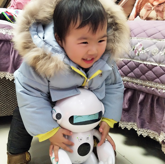 愛童星際小白兒童智能機器人怎么樣 愛童星際智能機器人使用測評