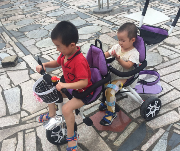 金鳴兒童三輪車雙胞胎手推車怎么樣 金鳴雙胞胎手推車使用測評