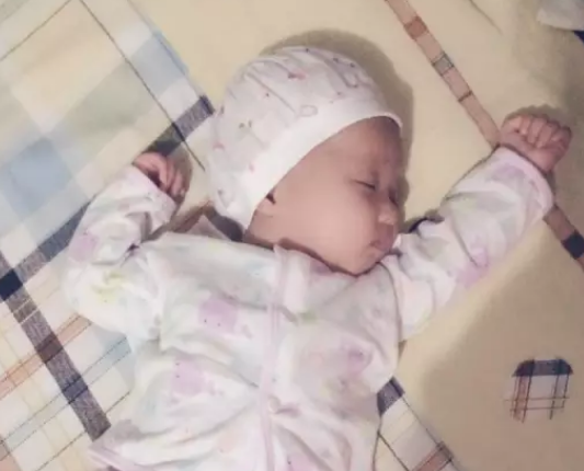 寶寶睡覺老是用頭頂墻怎么回事 寶寶睡覺用頭頂墻頭頂都扁了