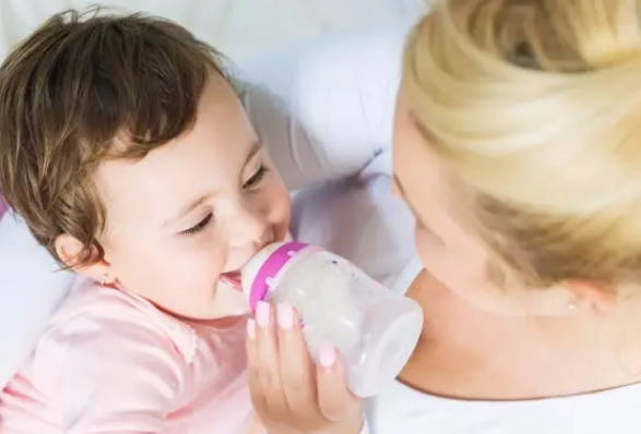 什么時(shí)候開始準(zhǔn)備引入奶瓶 如何讓奶瓶的引入更順利 什么時(shí)候開始準(zhǔn)備引入奶瓶 如何讓奶瓶的引入更順利