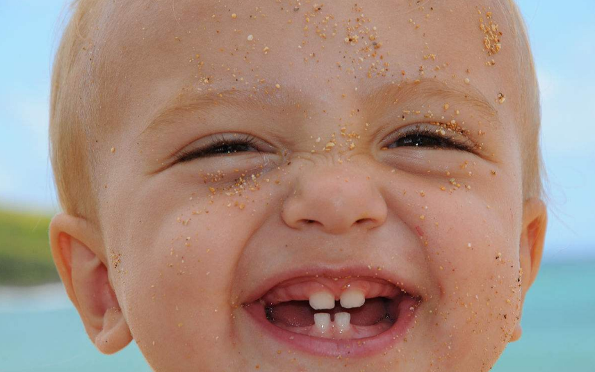 寶寶換牙期應(yīng)該做些什么好 孩子換牙注意事項(xiàng)