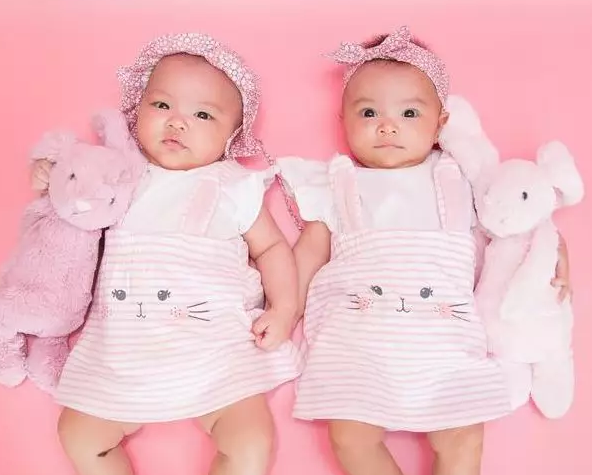 熊黛林雙胞胎女兒正面照 熊黛林雙胞胎女兒一個像爸一個像媽
