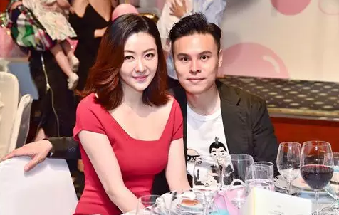 熊黛林雙胞胎女兒正面照 熊黛林雙胞胎女兒一個像爸一個像媽