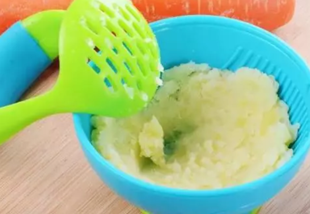 6個月的寶寶如何添加輔食 寶寶初期添加輔食應注意什么