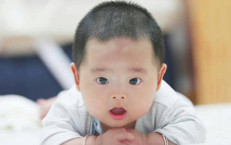 孩子三個月之后還不會翻身怎么辦 孩子一直不會翻身的原因是什么 孩子三個月之后還不會翻身怎么辦 孩子一直不會翻身的原因是什么