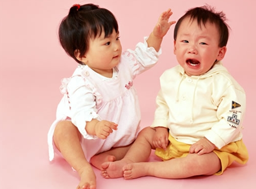 想象中的姐弟關系與現實中的姐弟關系 如何協調大孩與二孩之間的關系