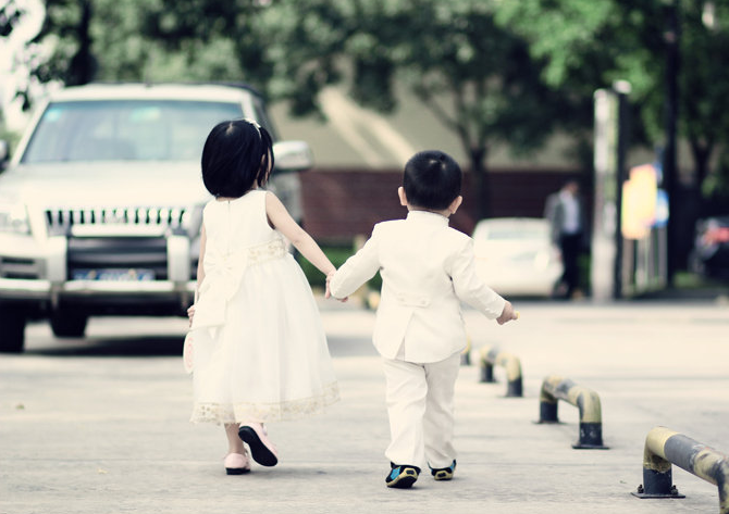 想象中的姐弟關系與現實中的姐弟關系 如何協調大孩與二孩之間的關系