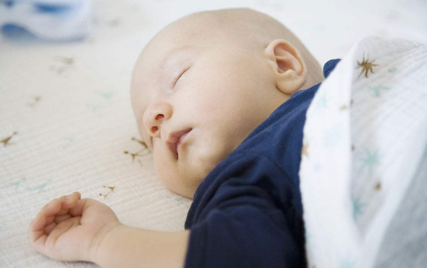 孩子2歲多不肯睡覺怎么辦 孩子2歲哄睡困難怎么辦