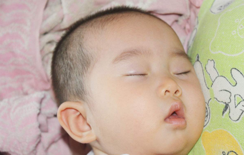 孩子臉一邊大一邊小怎么辦 怎么糾正孩子的臉型