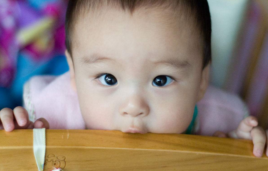 孩子臉一邊大一邊小怎么辦 怎么糾正孩子的臉型