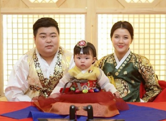 羅熙rohee爸爸媽媽照片 韓國寶寶羅熙rohee是誰的女兒