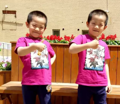 雙胞胎上學在一班好嗎 一小學迎來7對雙胞胎