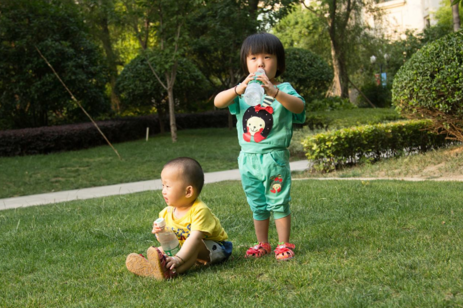 大寶總是欺負小寶怎么辦 大寶喜歡在媽媽面前爭寵怎么辦好