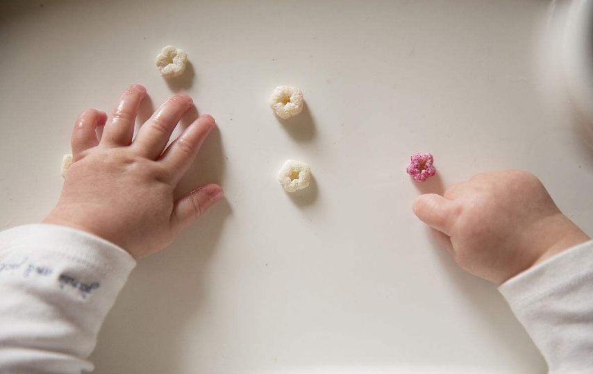 寶寶愛吃零食吃什么比較好 如何控制寶寶吃零食2018 寶寶愛吃零食吃什么比較好 如何控制寶寶吃零食2018