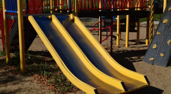 孩子玩滑梯的注意事項 如何引導(dǎo)寶寶安全玩滑梯 孩子玩滑梯的注意事項 如何引導(dǎo)寶寶安全玩滑梯