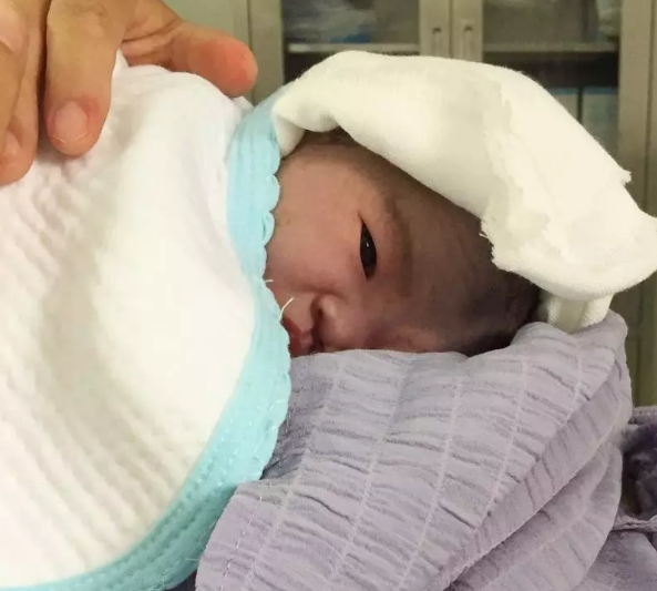 出生的寶寶可以趴在媽媽身上睡嗎 新生兒裸趴在媽媽身上原因 出生的寶寶可以趴在媽媽身上睡嗎 新生兒裸趴在媽媽身上原因