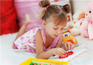 如何按照年齡給寶寶挑選玩具 給寶寶購買玩具的注意事項