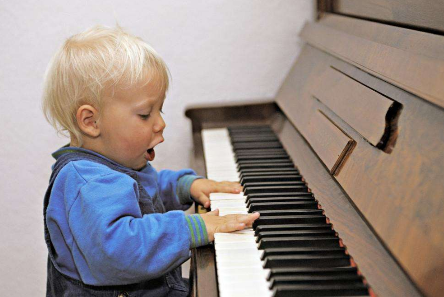 孩子手小可以學(xué)鋼琴嗎 什么會影響孩子彈鋼琴