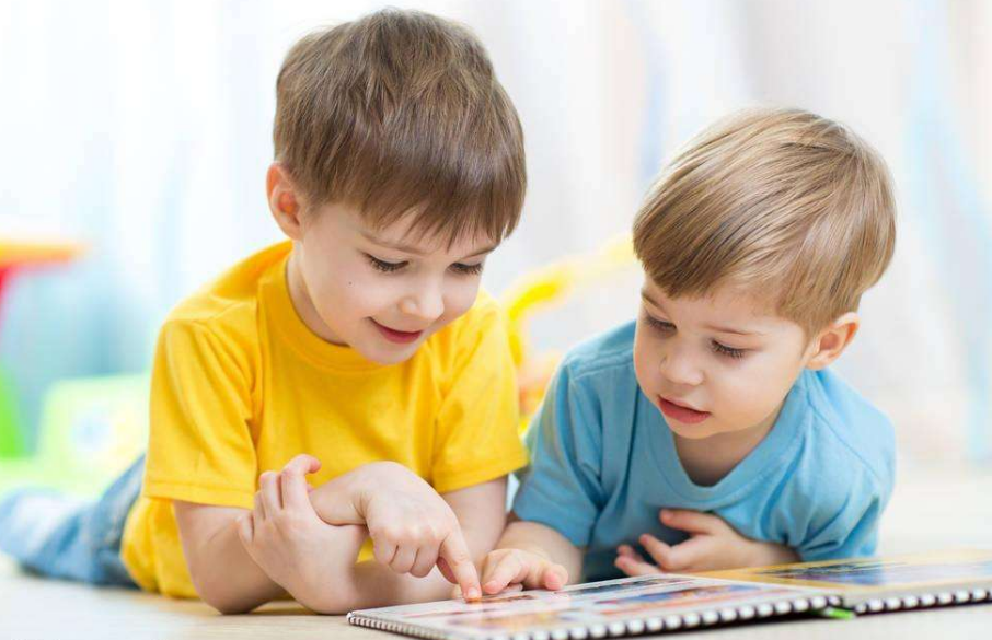 陪孩子看書說說 曬孩子認真看書的說說朋友圈 陪孩子看書說說 曬孩子認真看書的說說朋友圈