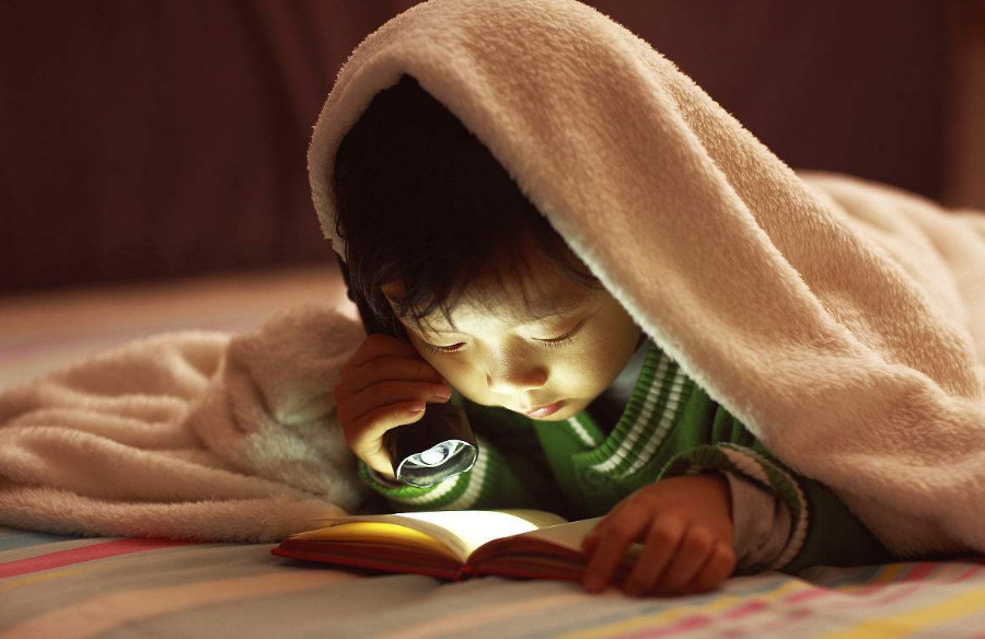 小朋友看書的說說 發關于孩子在家看書的說說