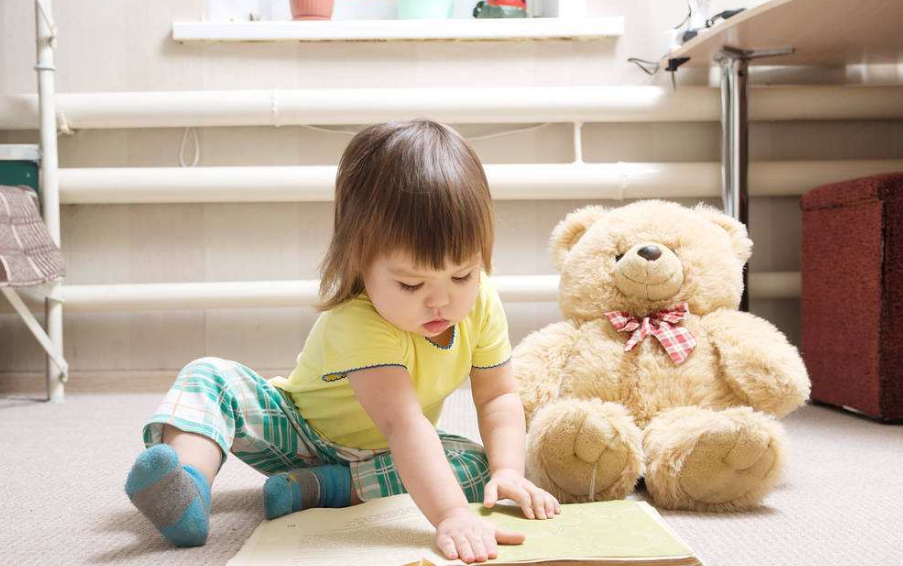 小朋友看書的說說 發關于孩子在家看書的說說