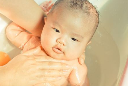 冬天這樣給寶寶洗澡不容易著涼