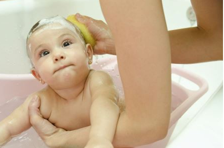 冬天這樣給寶寶洗澡不容易著涼