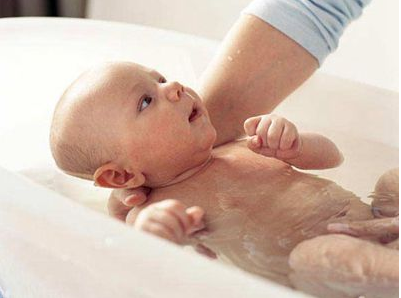 冬天這樣給寶寶洗澡不容易著涼