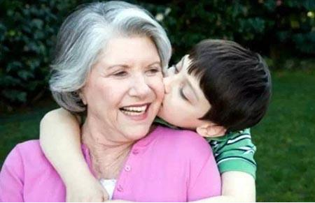 孩子應該是父母帶還是老人帶 隔代教育有什么壞處