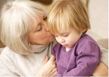 孩子應該是父母帶還是老人帶 隔代教育有什么壞處