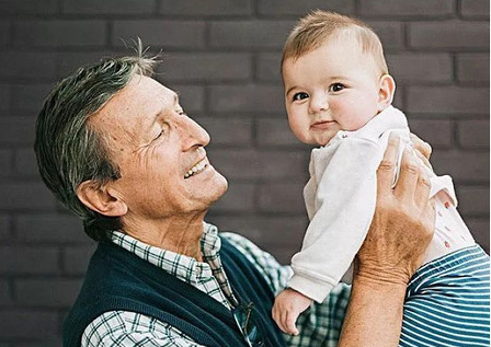 孩子應該是父母帶還是老人帶 隔代教育有什么壞處