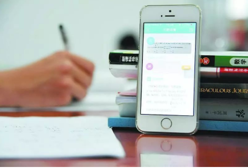 孩子在手機APP上做作業  家長應該怎么應對