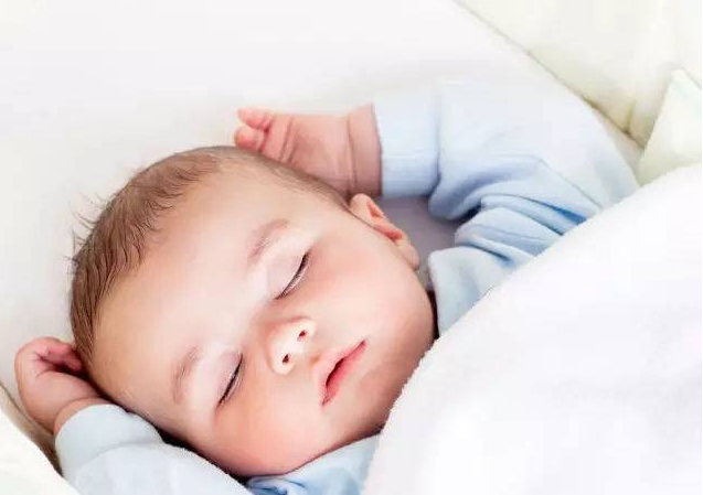 寶寶仰臥睡覺會變丑嗎 仰臥睡覺好不好 寶寶仰臥睡覺會變丑嗎 仰臥睡覺好不好