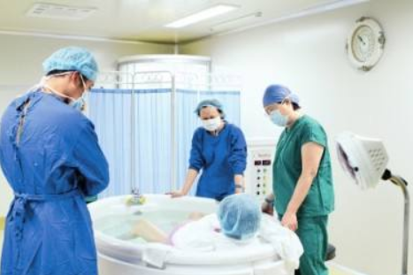 水中分娩好不好 水中分娩是怎么操作的