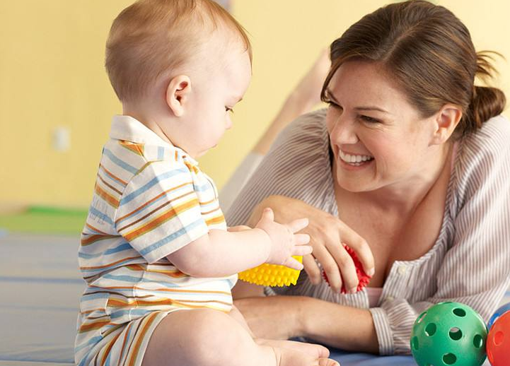 孩子學(xué)習(xí)語(yǔ)言的黃金期是哪個(gè)階段 如何訓(xùn)練孩子的語(yǔ)言學(xué)習(xí)能力