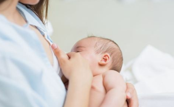 母乳變紅是怎么回事 母乳變紅還能吃嗎