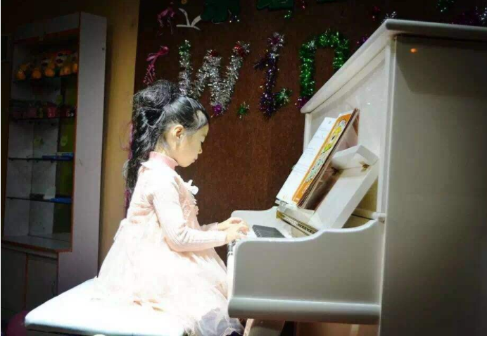 寶寶彈鋼琴會影響眼睛嗎 寶寶吃什么食物對視力好