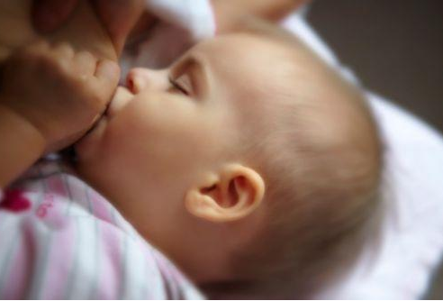 母乳變紅是怎么回事 母乳變紅還能吃嗎