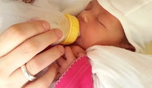 如何判斷寶寶是否吃飽   判斷寶寶吃飽的幾種表現