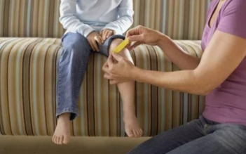 寶寶摔傷怎么處理 寶寶摔傷急救處理方法 寶寶摔傷怎么處理 寶寶摔傷急救處理方法