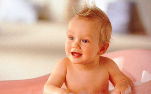 寶寶發(fā)燒感冒可以洗澡嗎   感冒發(fā)燒洗澡注意事項(xiàng)